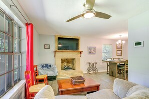 Living Room | Free WiFi | Central A/C & Heating | Smart TV | Ceiling Fans
