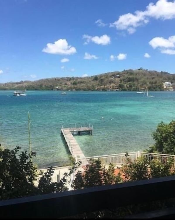 Vue depuis l’appartement et baignade depuis le ponton 