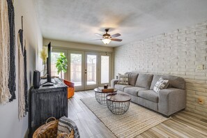 Living Room | Smart TVs | Free WiFi | Keyless Entry | Central A/C & Heating