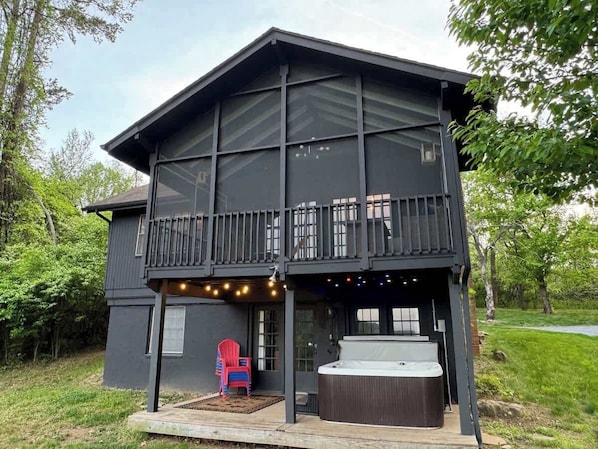 Far View Cabin’s three story deck sets it apart from others. With a larger screen-in porch above an elevated hot tub, you’ll enjoy views across the Shenandoah Valley.