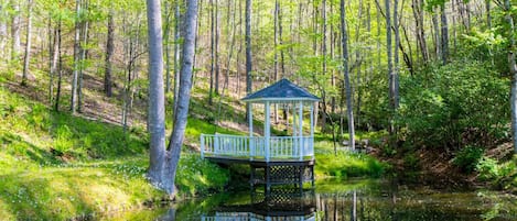 Welcome to Crab Creek Retreat! A breath of fresh air while enjoying the view of the nature