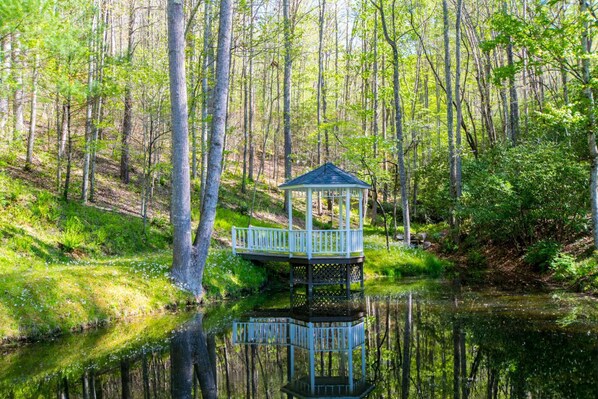 Welcome to Crab Creek Retreat! A breath of fresh air while enjoying the view of the nature