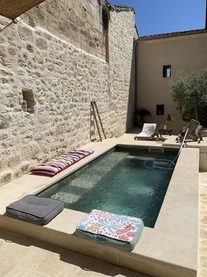 Piscine urbaine en pierre de Bali.