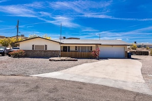 Large driveway for RV/Boats/Trailers