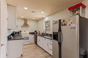 Fully stocked kitchen (toaster, drip coffee maker, blender, utensils, etc)