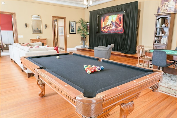 View of the living room and the play area from the bar in its entirety.