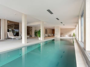 Propriété, Piscine, Table, Fenêtre, Bâtiment, Sol, Sol, Plante, Condominium, Loisir