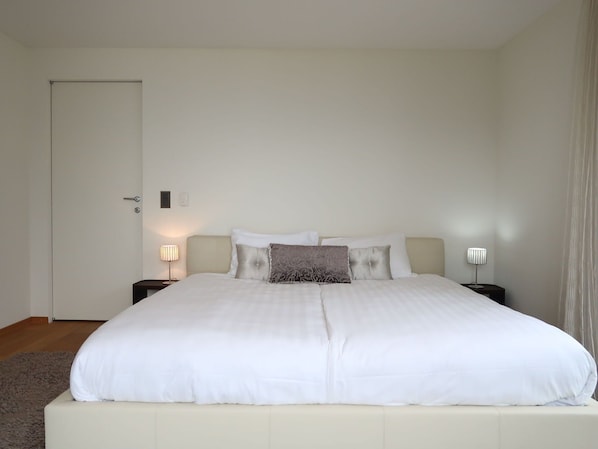 Möbel, Eigentum, Gebäude, Komfort, Holz, Bettrahmen, Lampe, Interior Design, Fussboden