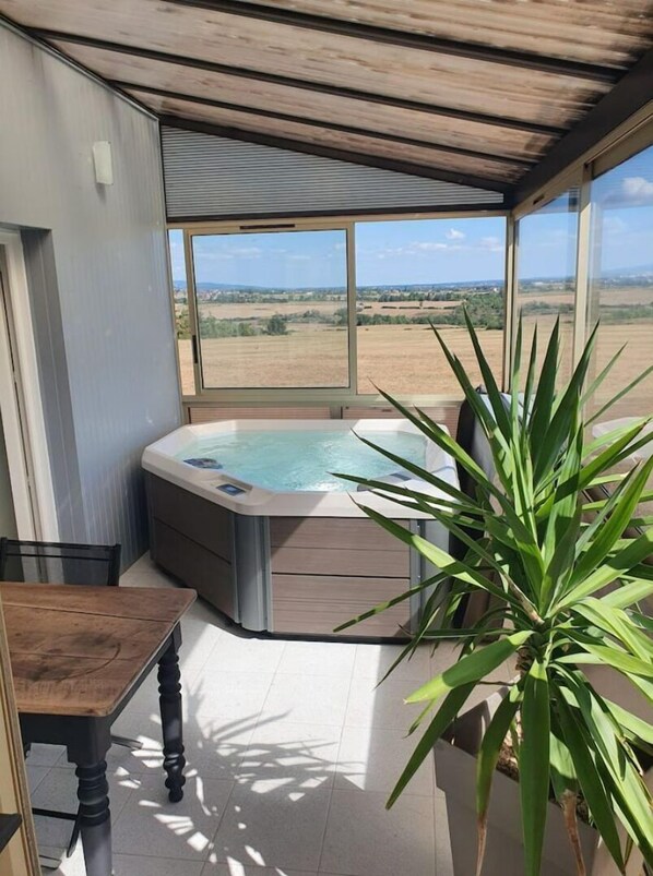 Indoor spa tub