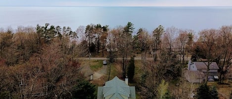 Just a 2 minute walk to Lake Michigan. 