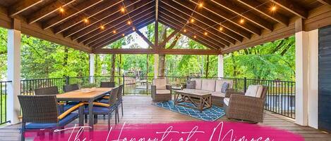Welcome to The Hangout at Mimosa! A Luxurious 4-Bedroom House on Lake Hamilton, Surrounded by Serene Nature.