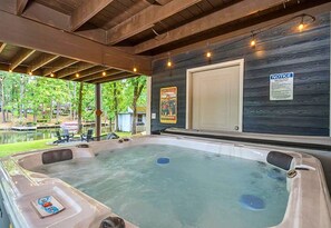 [Hot Tub] Indulge Yourself in the Ultimate Relaxation with our Premium Hot Tub, Where you can Unwind and Soak Away the Stresses of Everyday Life while Savoring the Picturesque Lake Views.
