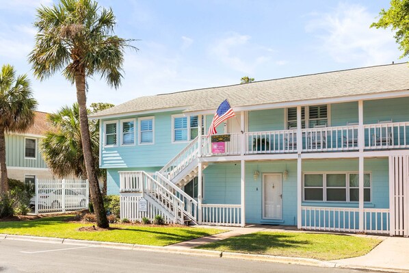 The exterior of Colonels Retreat
