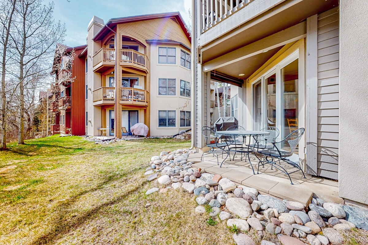 Mountainside condo with ski, hot tub access – grill, walk-out patio, & fireplace