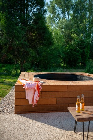 Outdoor spa tub