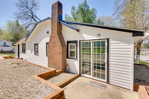 Cottage Exterior | Front Entry