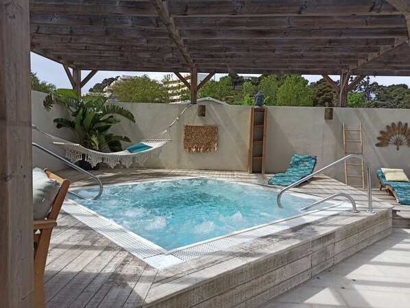 Outdoor spa tub