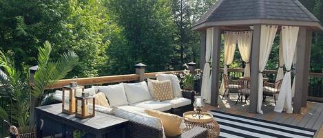 Outside sitting area with Pergola for dining, overlooking #10 green on IBK's golf course. There is a gas grill Weber Genesis for your use with an extra propane tank if needed.