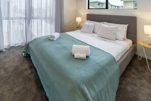 Spacious Bedroom - Hotel Quality Queen Bed Linen and Comfy Cushions