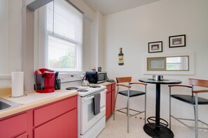 Well-Equipped Kitchen | Free WiFi | Schertz Historical Site Community Hospital