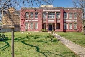 Unit Exterior | Keyless Entry | Close Proximity to Local Restaurants & Shops