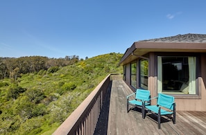 Access Southern deck from Upstairs King and DR, views of Bay and Nat'l Rec Area