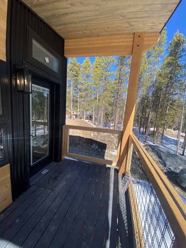 Welcome to Emerald Pines Escape!  This newly-built modern home is nestled in tall pines.  Enjoy coffee or a drink on the front porch, and the convenience of contactless check-in. 