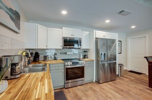 Kitchen | Dishware & Flatware | Coffee Maker | Blender | Toaster