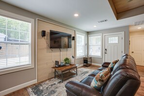 Living Room | Free WiFi (300 Mbps) | Central A/C