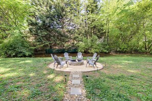Private Backyard | Deck | Gas Grill | Fire Pit | Hammock