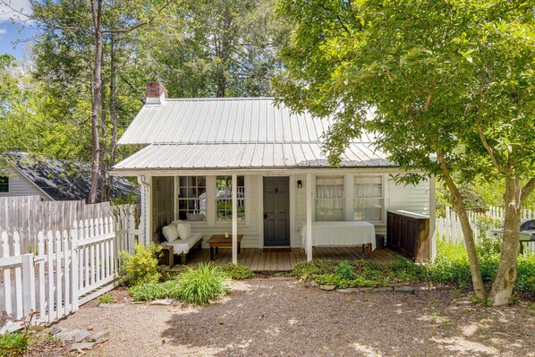 Hendersonville Vacation Rental | 2BR | 1.5BA | 1 Stair Required | 750 Sq Ft