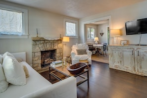 Living Room | Smart TV | Free WiFi | Fireplace