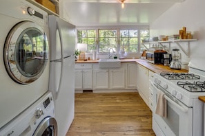Kitchen | Washer/Dryer w/ Laundry Detergent | Gas Stove/Oven | Blender