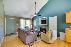 Living Room | Free WiFi | Smart TV | Fireplace | DVD Player