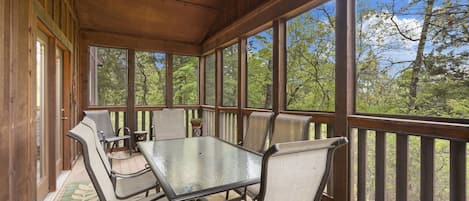 Screened Porch, great for morning coffee and listening to nature or relaxing in the evenings!