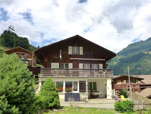 Pflanze, Gebäude, Fenster, Blume, Baum, Wolke, Holz, Grundstueck, Haus, Steigung