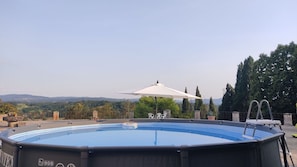 Himmel, Gebäude, Schwimmbad, Baum, Schatten, Wasser, Gartenmöbel, Freizeit, Rechteck, Dach