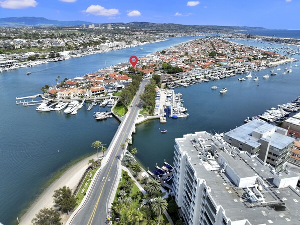 Location, location, location! 
Lido Island living!