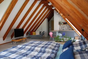 Ferienwohnung mit Balkon-Wohnraum mit Couch + Schrank