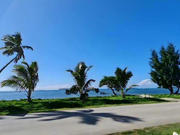 Vista frontal de la propiedad