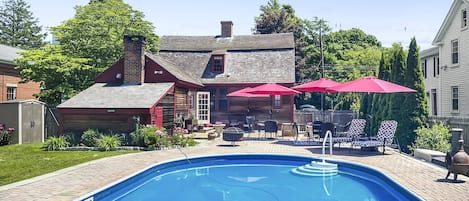 Spectacular pool and entertainment space