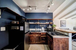 We invite you to make delicious meals in our snug blue kitchen with everything that you need. 