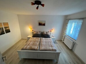 Schlafzimmer Bett 180x2m