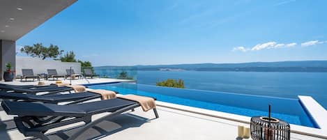 Villa Admira Maria mit beheiztem Infinity-Pool mit Hydromassage und Meerblick