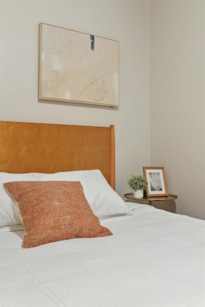 Bedroom - Queen bed