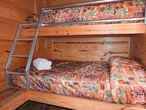 Full/twin bunkbed bedroom