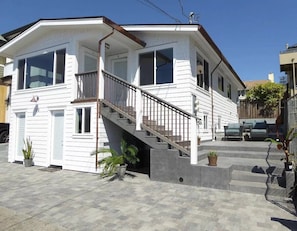 Amazing Beach Duplex with dedicated parking steps from Twin Lakes and the Harbor