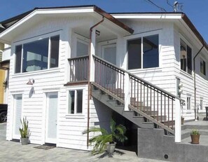 Amazing Beach Duplex with dedicated parking steps from Twin Lakes and the Harbor