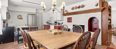 Fully equipped kitchen & dining area