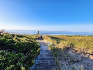 Path to the beach just a 4 min walk from the house, without crossing roads.